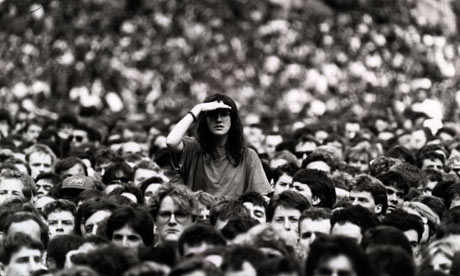 Woman-peering-over-crowd-001